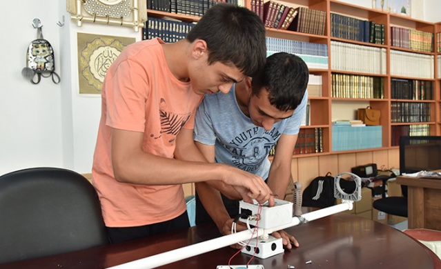 İki kardeş atık malzemelerden dedektör yaptı. Foto Haber 5