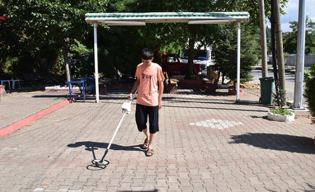 İki kardeş atık malzemelerden dedektör yaptı. Foto Haber 8
