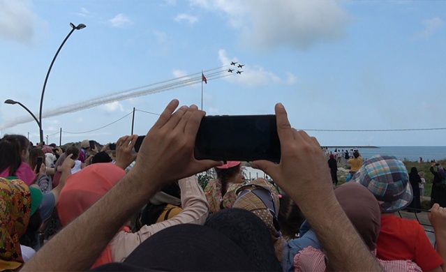 Türk Yıldızları'nın komşu semalarda uçuşu coşkuyla karşılandı. Foto Haber 2
