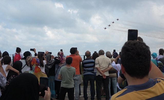 Türk Yıldızları'nın komşu semalarda uçuşu coşkuyla karşılandı. Foto Haber 3