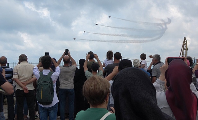 Türk Yıldızları'nın komşu semalarda uçuşu coşkuyla karşılandı. Foto Haber 4