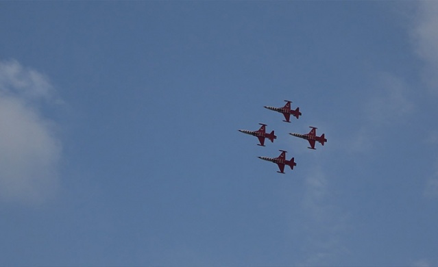 Türk Yıldızları'nın komşu semalarda uçuşu coşkuyla karşılandı. Foto Haber 5