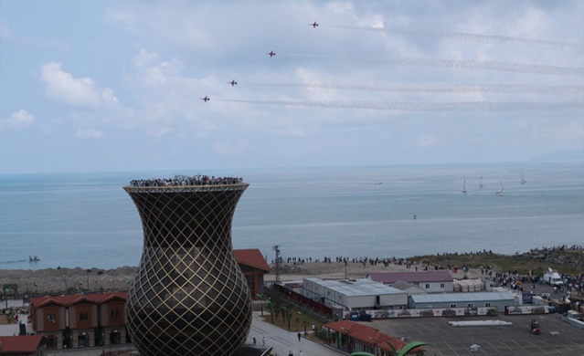 Türk Yıldızları'nın komşu semalarda uçuşu coşkuyla karşılandı. Foto Haber 8