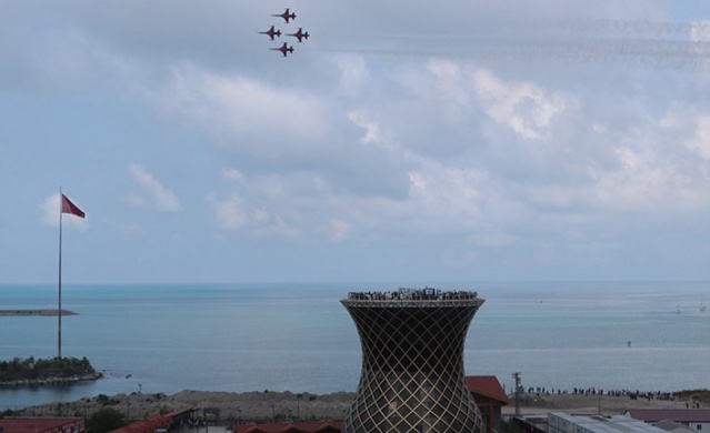 Türk Yıldızları'nın komşu semalarda uçuşu coşkuyla karşılandı. Foto Haber 7