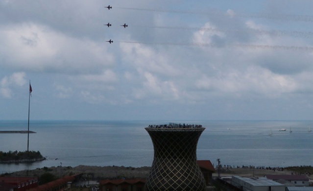 Türk Yıldızları'nın komşu semalarda uçuşu coşkuyla karşılandı. Foto Haber 6
