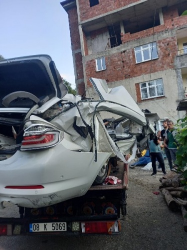 Artvin'de lüks araçla tıra çarpan genç doğum gününde hayatını kaybetti Foto Haber 6