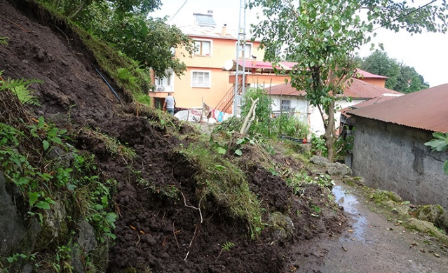 Komşu ilde şiddetli yağış sonrası meydana gelen sel ve heyelanların yaraları sarılıyor 9