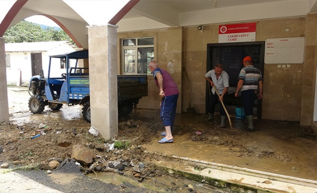 Komşu ilde şiddetli yağış sonrası meydana gelen sel ve heyelanların yaraları sarılıyor 5