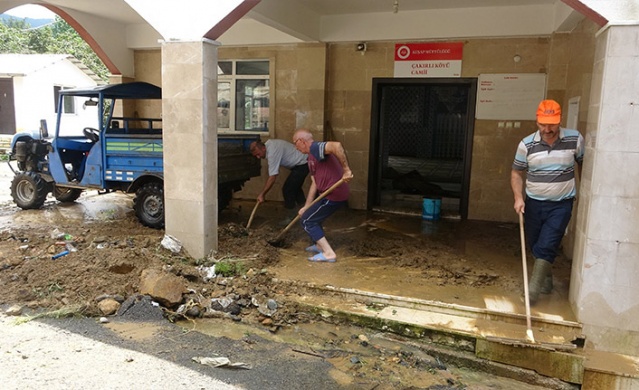 Komşu ilde şiddetli yağış sonrası meydana gelen sel ve heyelanların yaraları sarılıyor 4