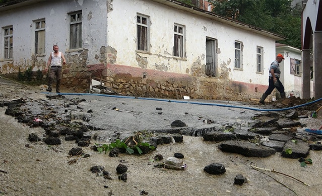 Komşu ilde şiddetli yağış sonrası meydana gelen sel ve heyelanların yaraları sarılıyor 2