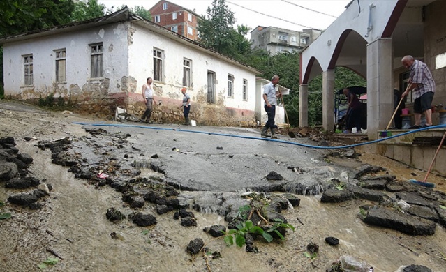 Komşu ilde şiddetli yağış sonrası meydana gelen sel ve heyelanların yaraları sarılıyor 3