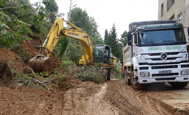 Komşu ilde şiddetli yağış sonrası meydana gelen sel ve heyelanların yaraları sarılıyor 6