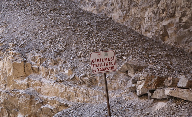 Doğa harikası Cehennem Deresi Kanyonu'nda yürüyüş merdiveni için kayaları oyup kazıdılar 3