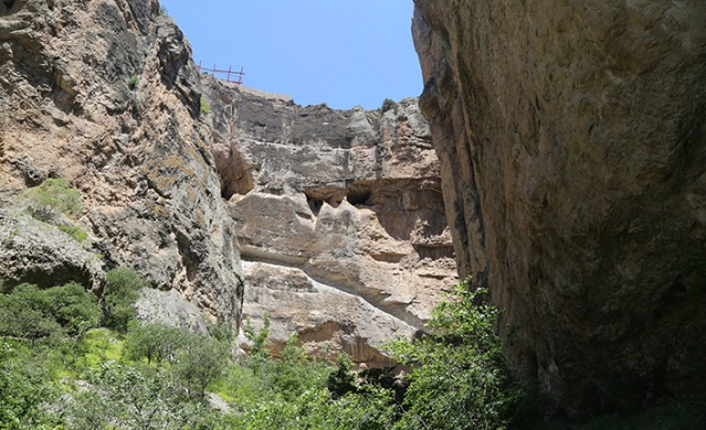Doğa harikası Cehennem Deresi Kanyonu'nda yürüyüş merdiveni için kayaları oyup kazıdılar 1