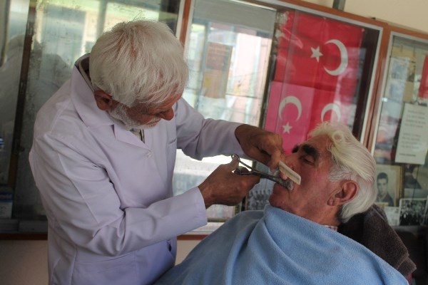 Bayburt'un en yaşlı berberi! Mesaiye böyle başlıyor. Foto Galeri 3