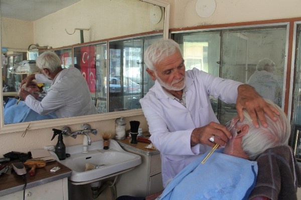 Bayburt'un en yaşlı berberi! Mesaiye böyle başlıyor. Foto Galeri 5