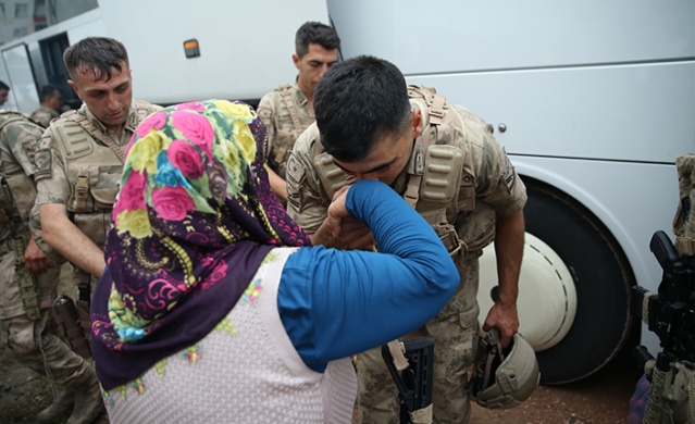 Suriye'ye gidecek Komandolar bayraklar ve dualarla uğurlandı 17