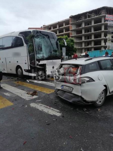 Trabzon'da zincirleme kaza! Direksiyon başında rahatsızlandı, 6 araca çarparak durabildi. Foto Galeri 13