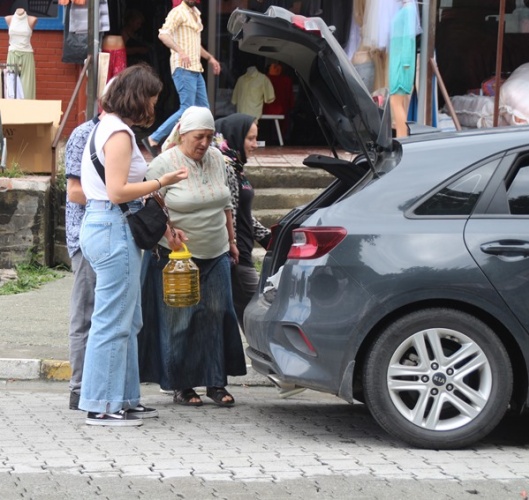 Gürcüler'den karınca ticareti! Türkiye'ye geçip marketlerde kuyruk oluyorlar - Foto Haber 12