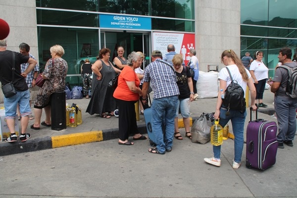 Gürcüler'den karınca ticareti! Türkiye'ye geçip marketlerde kuyruk oluyorlar - Foto Haber 14