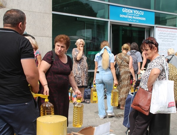 Gürcüler'den karınca ticareti! Türkiye'ye geçip marketlerde kuyruk oluyorlar - Foto Haber 4