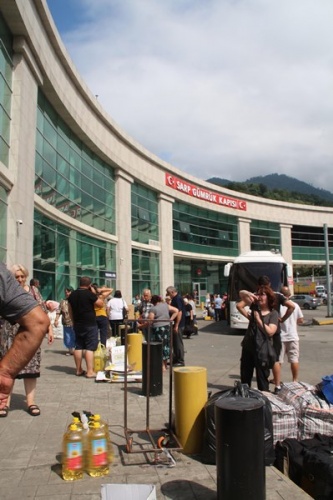 Gürcüler'den karınca ticareti! Türkiye'ye geçip marketlerde kuyruk oluyorlar - Foto Haber 6