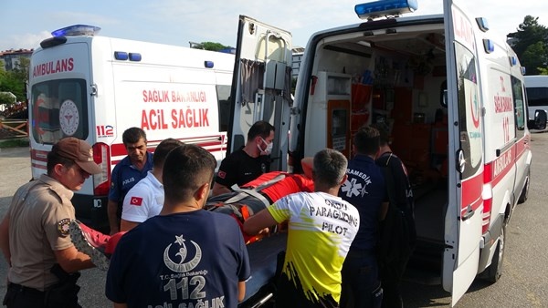 Ordu’da yamaç paraşütü kumsala düştü: 2 yaralı - Foto Galeri 3