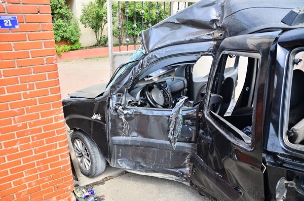 Hafif ticari araç evin duvarına çarptı: 1 ölü. Foto Haber 6