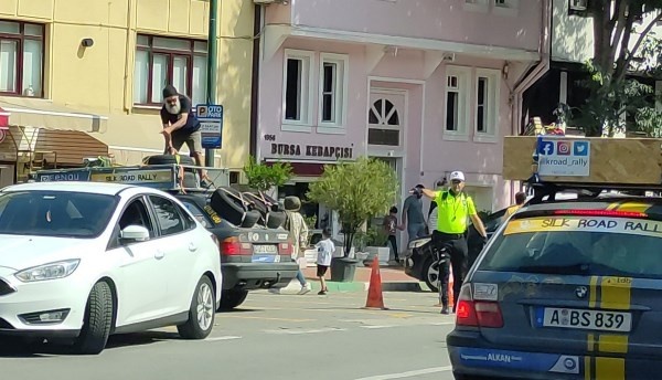 Otomobilin üzerinde şehir yolcuğu yaptı, gören bir daha baktı! Trabzon'a da gelecekler 4