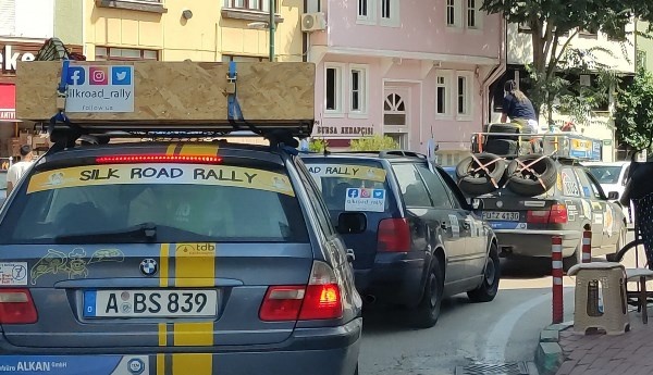 Otomobilin üzerinde şehir yolcuğu yaptı, gören bir daha baktı! Trabzon'a da gelecekler 7