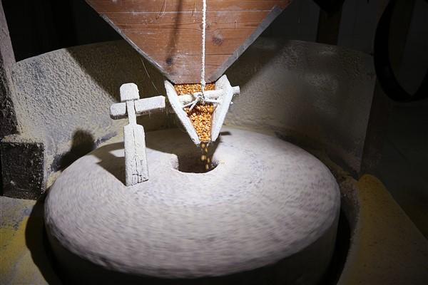 Karadeniz'in çalışkan kadınlarından mısır unu mesaisi. Foto Haber 9