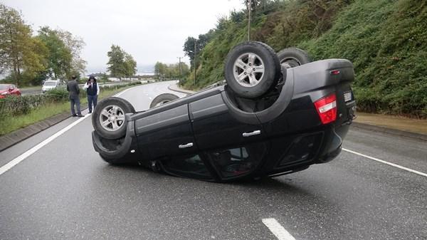 Trabzon'da takla atan araçtan burnu bile kanamadan açıktı. Foto Haber 4