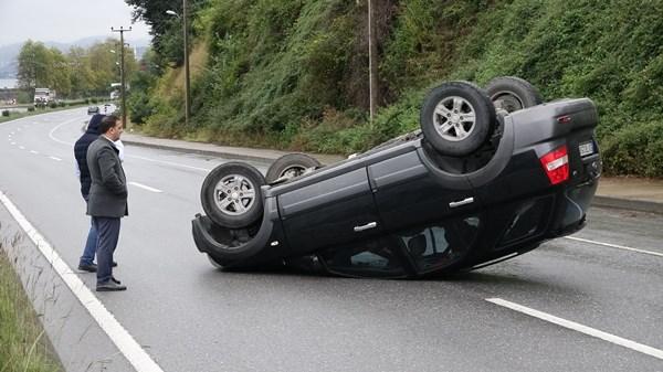 Trabzon'da takla atan araçtan burnu bile kanamadan açıktı. Foto Haber 2
