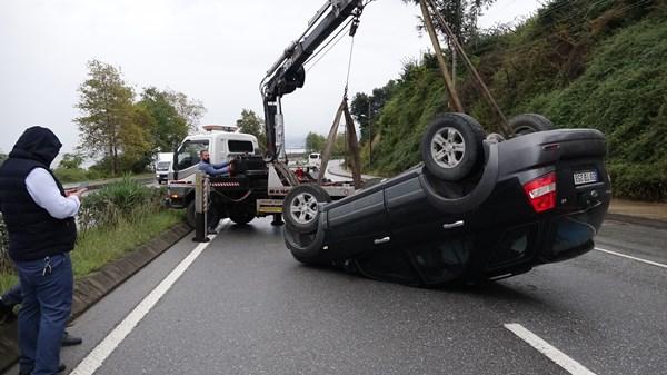 Trabzon'da takla atan araçtan burnu bile kanamadan açıktı. Foto Haber 5