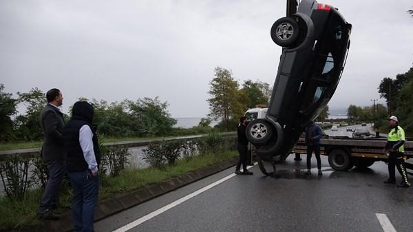 Trabzon'da takla atan araçtan burnu bile kanamadan açıktı. Foto Haber 3