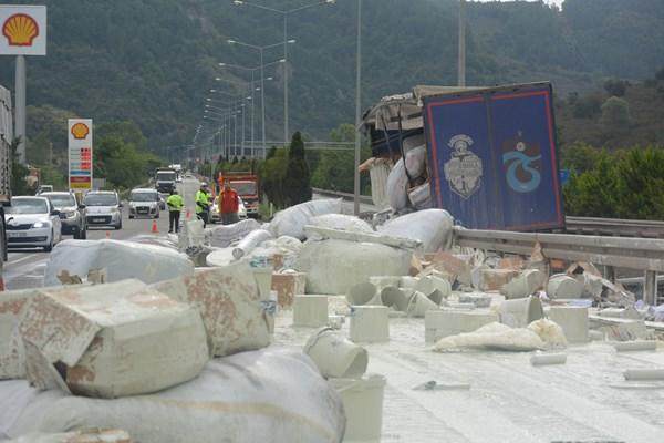 Ordu'da tır yoldan çıktı! Malzemeler yola saçıldı. Foto Haber 9