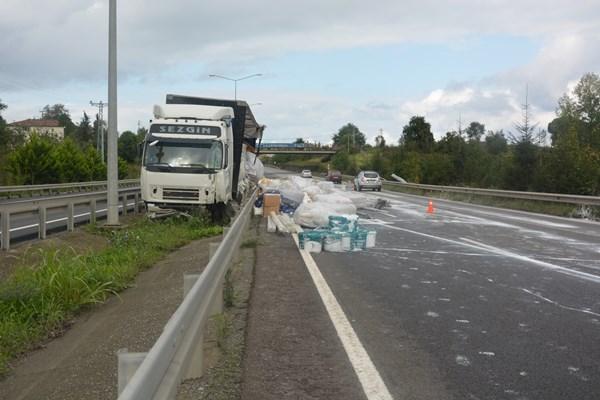 Ordu'da tır yoldan çıktı! Malzemeler yola saçıldı. Foto Haber 8