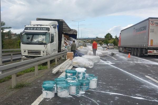 Ordu'da tır yoldan çıktı! Malzemeler yola saçıldı. Foto Haber 6