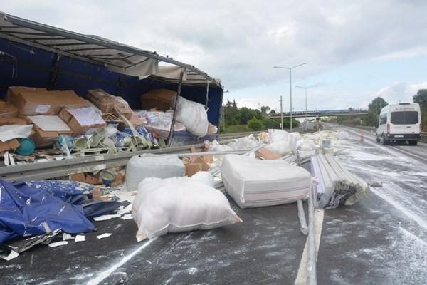 Ordu'da tır yoldan çıktı! Malzemeler yola saçıldı. Foto Haber 7
