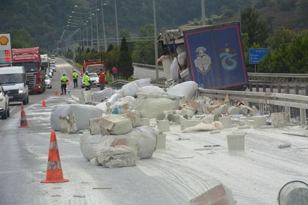 Ordu'da tır yoldan çıktı! Malzemeler yola saçıldı. Foto Haber 5