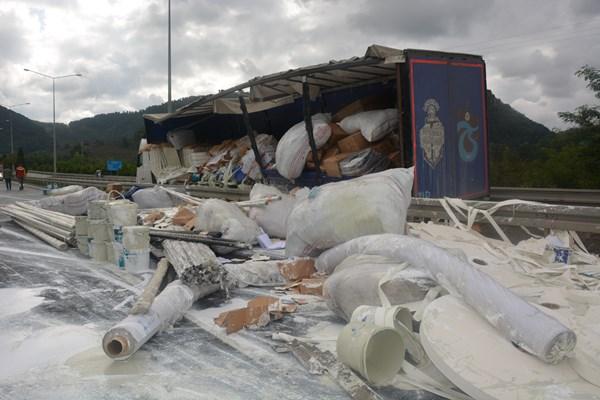 Ordu'da tır yoldan çıktı! Malzemeler yola saçıldı. Foto Haber 3