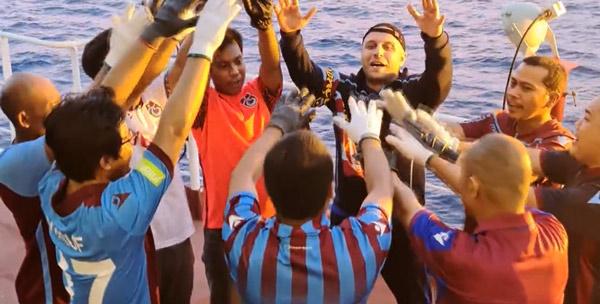 Pasifik Okyanusu’nda Trabzonspor fırtınası! Yabancı mürettebattan sosyal medyayı sallayan gösteri..Foto Haber 10
