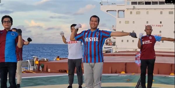 Pasifik Okyanusu’nda Trabzonspor fırtınası! Yabancı mürettebattan sosyal medyayı sallayan gösteri..Foto Haber 9