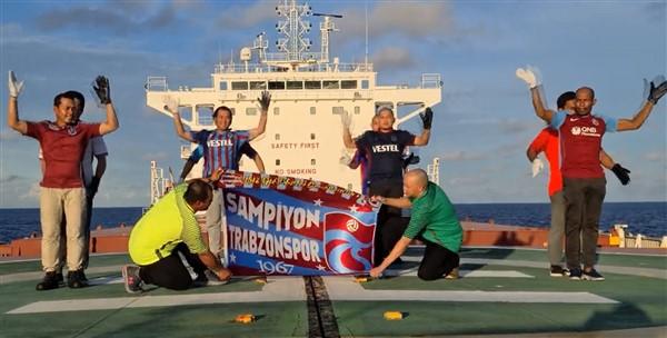 Pasifik Okyanusu’nda Trabzonspor fırtınası! Yabancı mürettebattan sosyal medyayı sallayan gösteri..Foto Haber 8