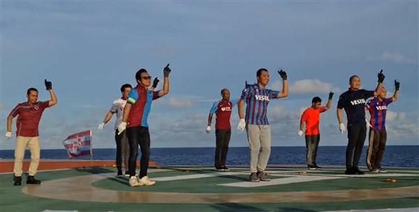 Pasifik Okyanusu’nda Trabzonspor fırtınası! Yabancı mürettebattan sosyal medyayı sallayan gösteri..Foto Haber 7