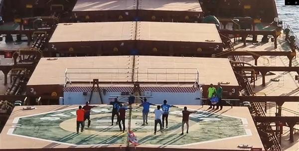 Pasifik Okyanusu’nda Trabzonspor fırtınası! Yabancı mürettebattan sosyal medyayı sallayan gösteri..Foto Haber 6