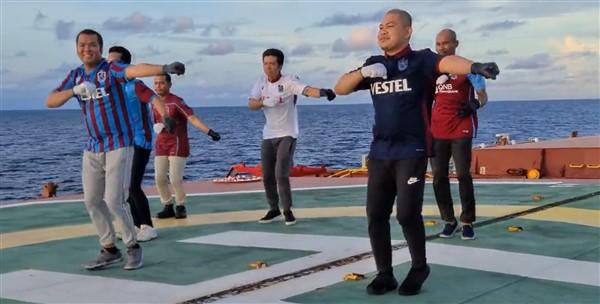 Pasifik Okyanusu’nda Trabzonspor fırtınası! Yabancı mürettebattan sosyal medyayı sallayan gösteri..Foto Haber 5