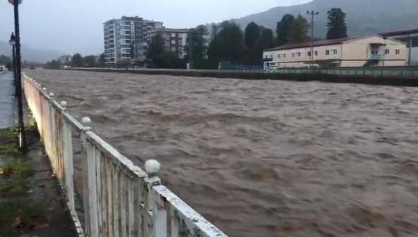 Doğu Karadeniz'de şiddetli yağmur su taşkınlarına neden oldu. Foto Haber 8