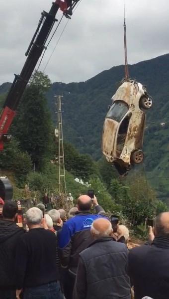 Rize'de aracın kurtarılmasını film izler gibi izlediler 7