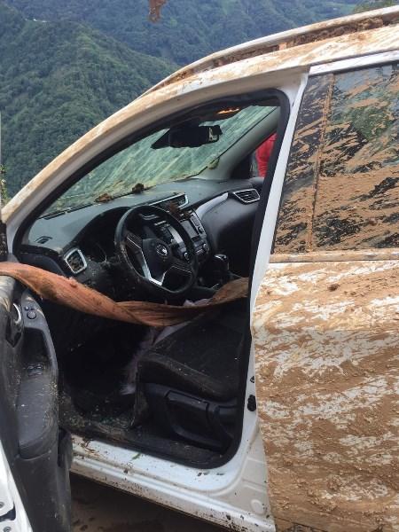 Rize'de aracın kurtarılmasını film izler gibi izlediler 8